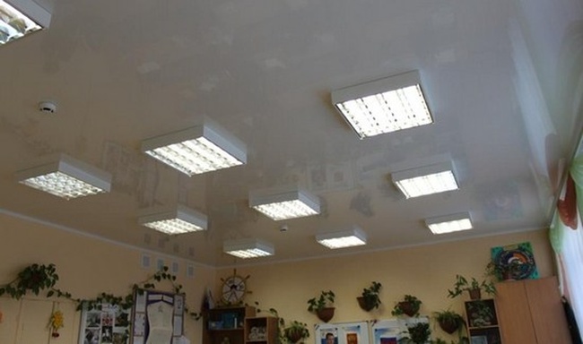 В 35 одесских школах и детсадах сорвут несертифицированные натяжные потолки
