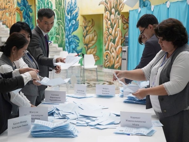 Підрахунок голосів 20 листопада в Алмати, Фото: Associated Press