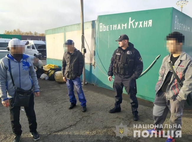 Правоохранители нашли еще 20 нелегалов на крупнейшем рынке Одесской области