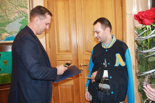 Раненного в перестрелке на Новосельского полицейского повысили в звании
