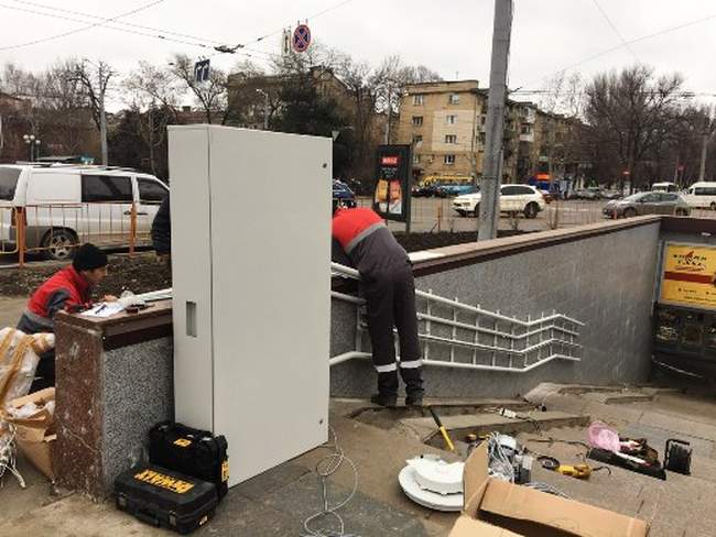 После отказа арендатора обустроить пандусы в подземном переходе у одесского вокзала работы ведутся за счет общественного бюджета