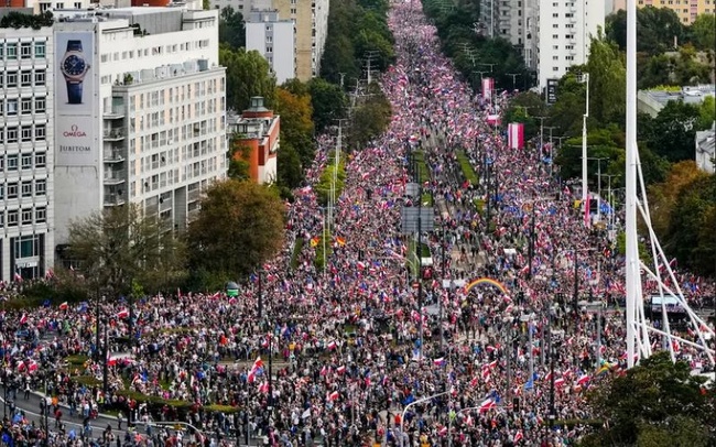 Мітинг опозиції у Варшаві 1 жовтня. Фото: Czarek Sokolowski/AP/Scanpix/LETA