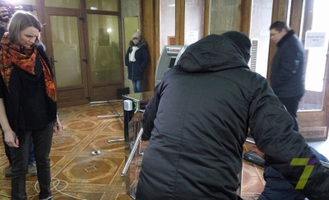Бобровская снесла турникеты на входе в здание облсовета