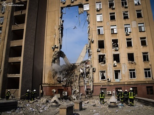 Два роки тому по адмінбудівлі Миколаєва окупанти вдарили ракетою: загиблі 37 людей