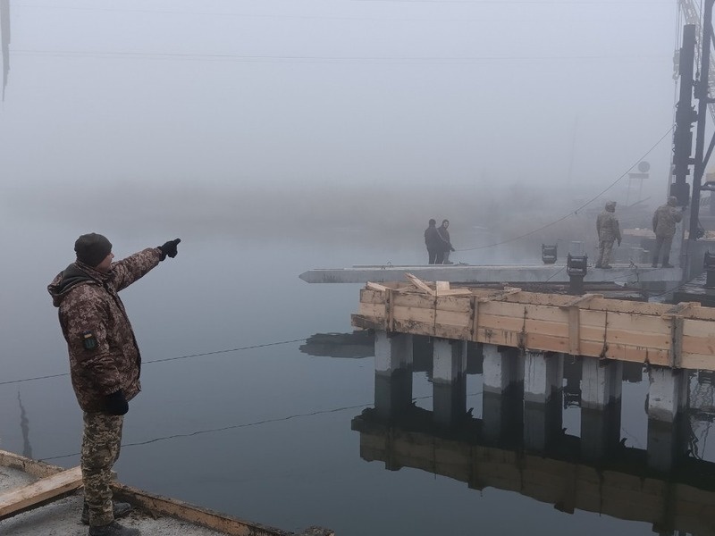 Військові інженери зводять міст на деокупованій Миколаївщині