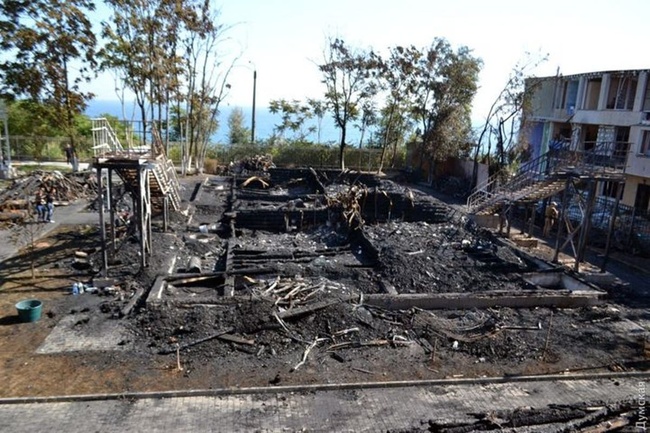 Суд Одеси дозволив експертам з Харкова дослідити місце пожежі в дитячому таборі «Вікторія»