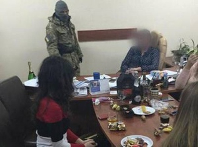 Задержанную в Новый год в Одессе за взятку чиновницу осудили на шесть лет