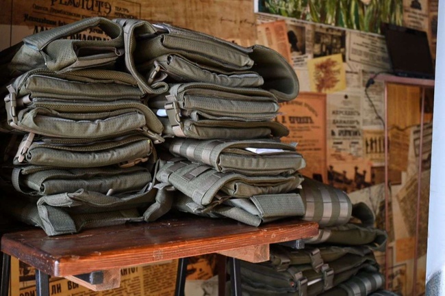 В Одесі волонтери передали військовим першу партію бронежилетів власного виробництва