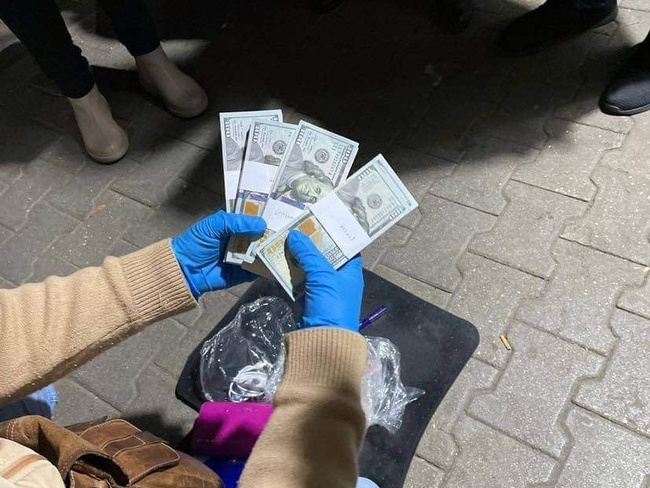 Хмельничанка намагалася виманити 40 тисяч доларів в колишнього прокурора Одеської області