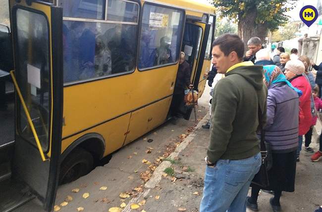 В Белгороде-Днестровском под маршруткой провалился асфальт