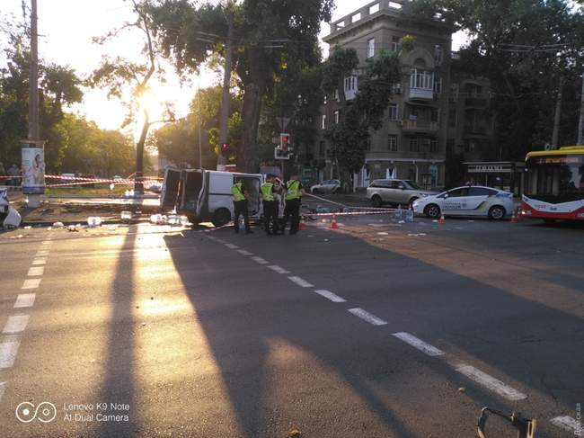 Поспішаючи на виклик, одеські патрульні потрапили в аварію