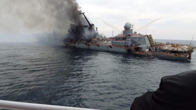 Кораблі рф проводять "пошуково-рятувальну операцію" на місці затоплення крейсера "Москва"