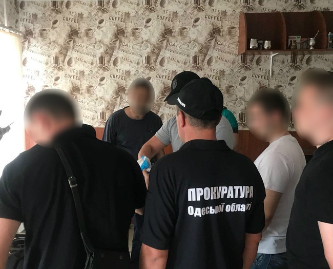 Одесского таможенника подозревают в получении 650 долларов взятки
