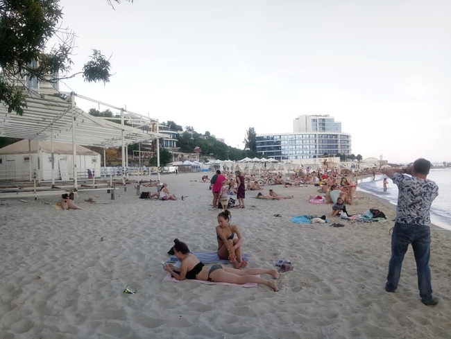 Одесситы намерены учить арендаторов пляжей вежливости флешмобами