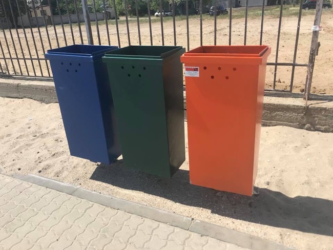 Поссовет Затоки установил на пляжах контейнеры для раздельного сбора мусора