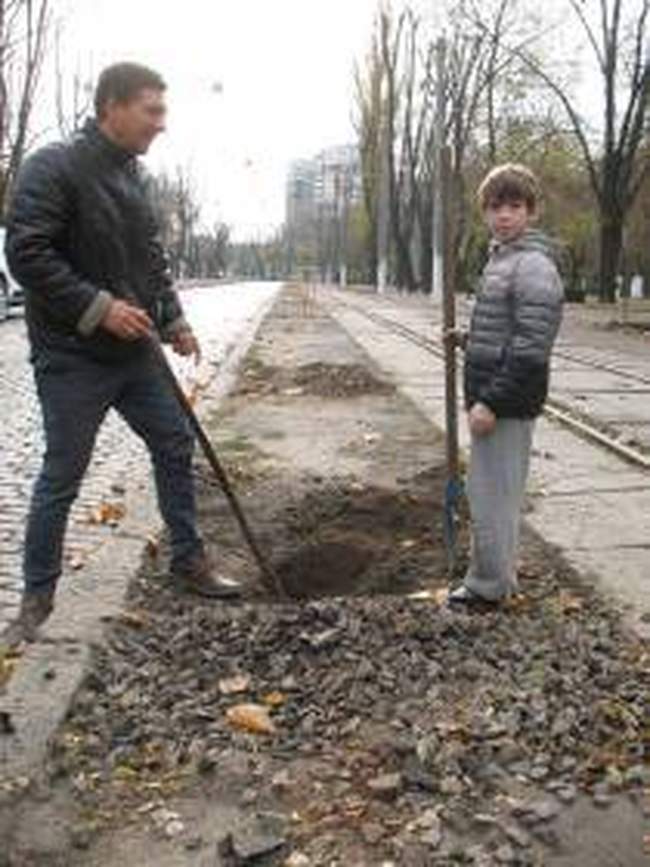 Одесситы высадили на Французском бульваре сто деревьев