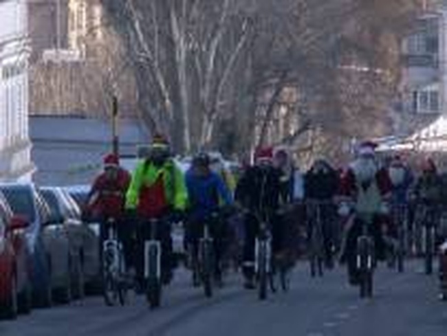 В центре Одессы несмотря на мороз состоялся новогодний велопробег