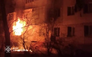 Вогнеборці у Херсоні врятували після обстрілу п'ятиповерховий будинок
