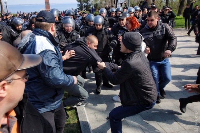 10 апреля в Одессе: задержанные патриоты, беспорядки и возложение цветов
