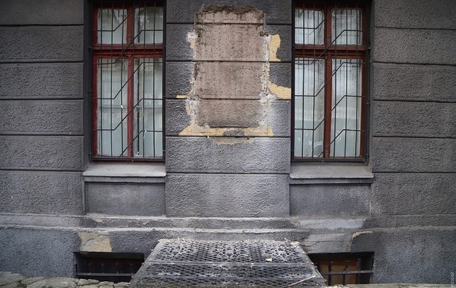 Ректор вуза пояснил свое согласие на демонтаж мемориальной доски Жукову со здания на Новосельского