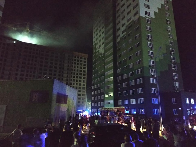 Одеські пожежники зупинили вогонь в двадцятиповерхівці