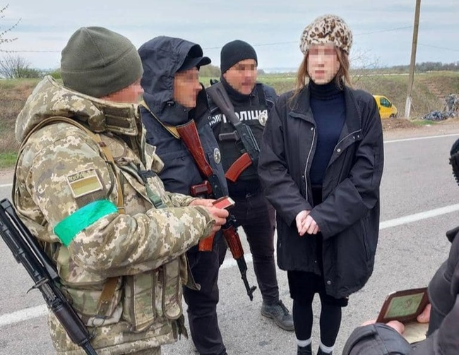 На Одещині затримали переодягненого в жіночу сукню втікача від служби