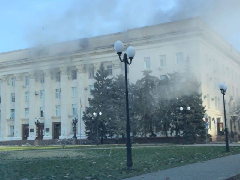 Будівлю Херсонської ОВА обстріляли окупанти