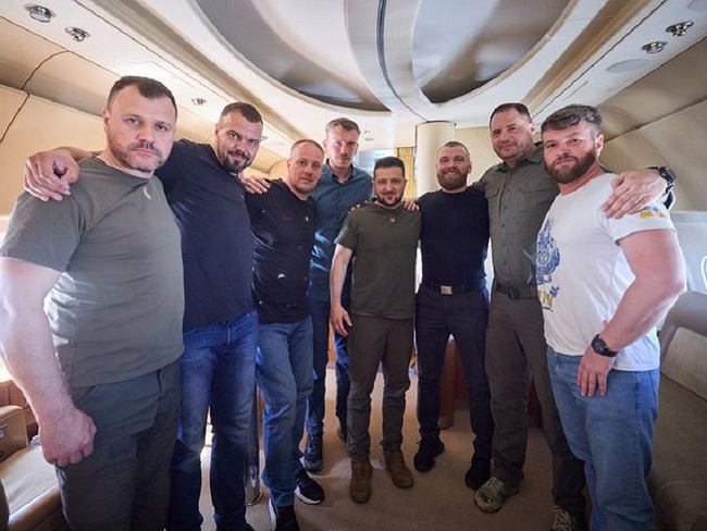 П'ятеро командирів-захисників "Азовсталі" повернулися з Туреччини додому