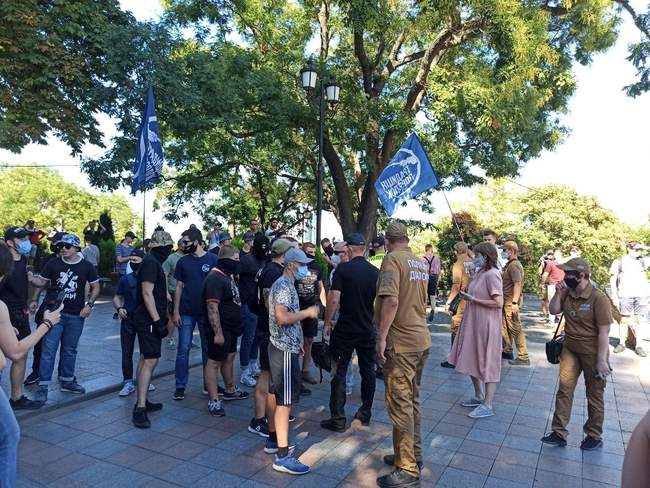 Поліція затримала шістнадцятьох громадян, які напали на копів та учасників маршу рівності