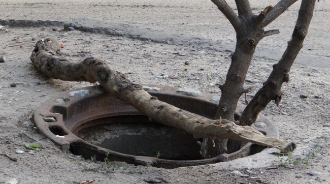 Открытые не канализационные люки в Одессе закопают, если их собственники не озаботятся крышками
