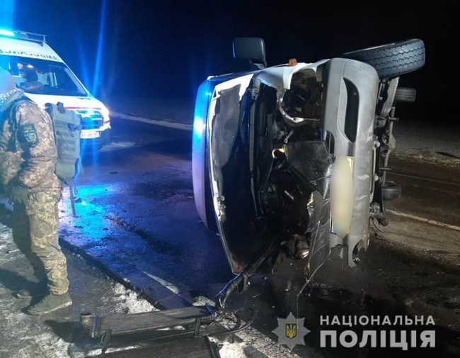 Пасажири та водій маршрутки опинилися в лікарні через аварію на трасі Одеса-Миколаїв