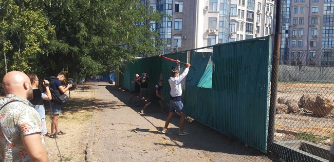 Морозиво, дитячий майданчик і знесений паркан: якими були політичні активності на Одещині впродовж вихідних