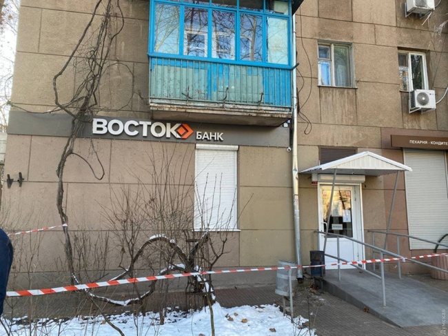 В Одесі крадії влізли до банку, просто зламавши двері