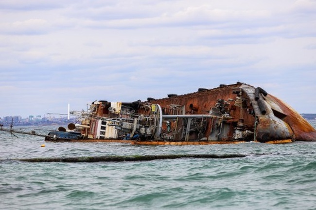 Утечка продолжается: пляж «Дельфин» возле затонувшего танкера в Одессе закрыли для отдыхающих