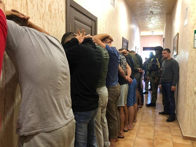 Из Одессы выдворили 25 вооруженных людей, поселившихся в одном из отелей