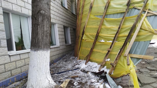 Штормовой ветер сорвал недавно отремонтированные крыши двух школ в Одесской области