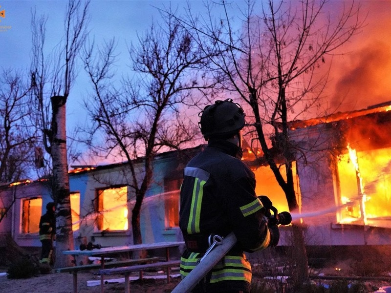 Через обстріли Херсонщини загорівся дитячий садок