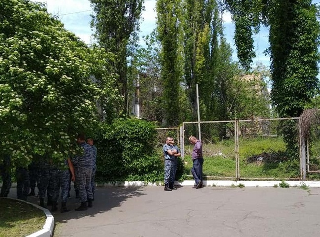 Неизвестные ограждают территорию Одесского университета: в вузе заявляют о рейдерском захвате