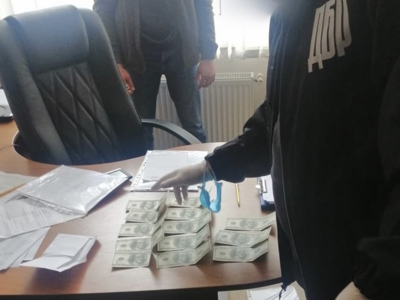 В Одесі затримали митника за підозрою у систематичному хабарництві: перевіряють причетність керівництва