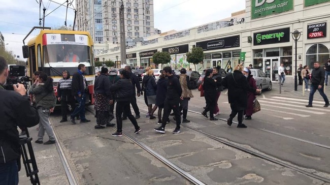 Торговці квітами перекрили рух на одеській вулиці (оновлено)