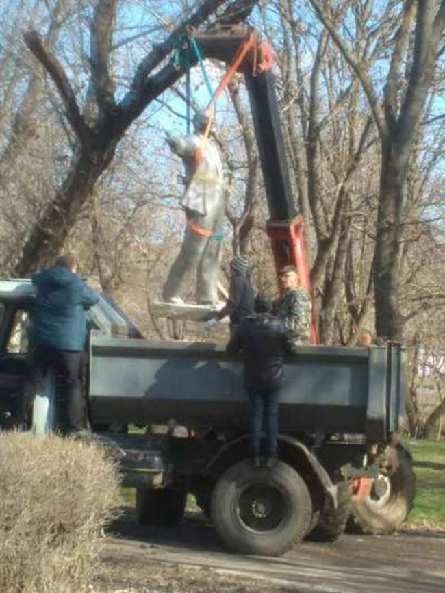 В Тарутино снесли памятник Ленину