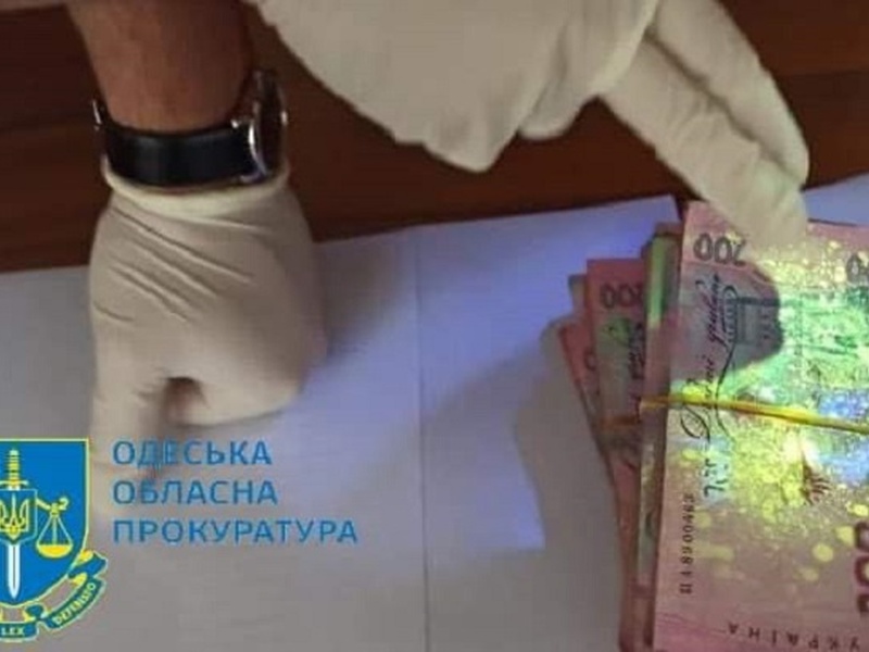 Двох посадовців "Укрзалізниці" підозрюють в одержанні 200 тисяч хабара