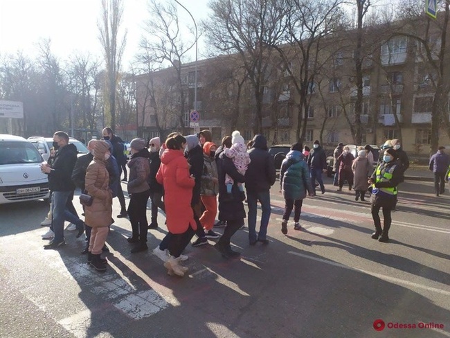 Мешканці житлового комплексу в Одесі перекрили дорогу через холод в домівках