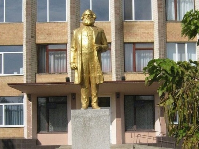 Держадміністрація звернулася до поліції щодо демонтажу пам'ятників Марксу в Арцизькій громаді