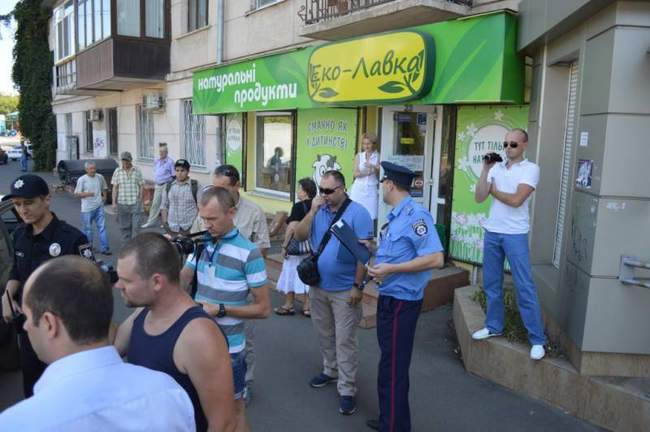 Напавшим на журналиста у палатки «Оппозиционного блока» грозит уголовное дело