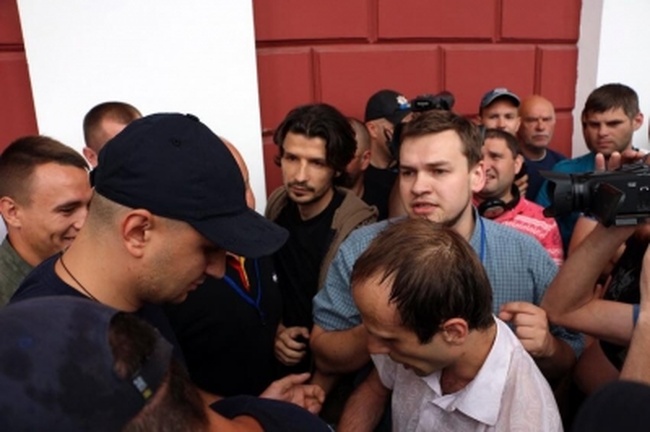 Труханов пояснил причины насильственного выдворения журналистов из мэрии их «нечистоплотностью»
