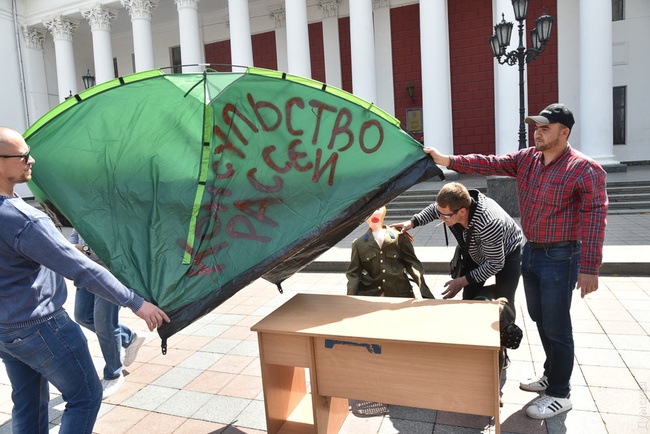 Участвовавшие в сносе «антитрухановского майдана» активисты попытались установить перед мэрией свои палатки