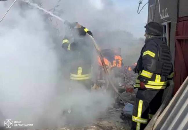 Наслідки обстрілу. Фото: ДСНС України в Херсонській області