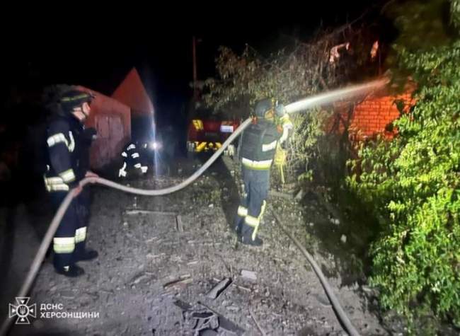 Наслідки обстрілу. Фото: ДСНС України в Херсонській області