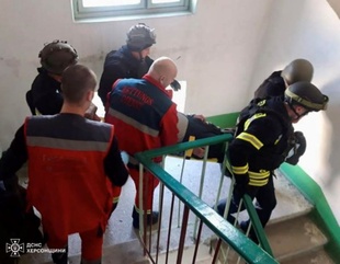 У Херсоні рятувальники евакуювали людину з даху багатоповерхівки